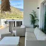 Modern 3 Bed With Pool
