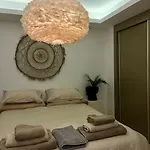 Modern 3 Bed With Pool *