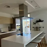 Modern 3 Bed With Pool