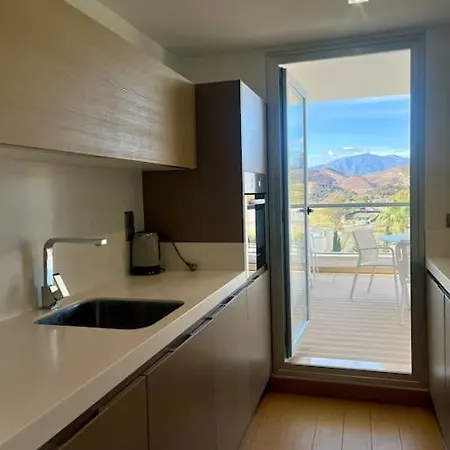 Modern 3 Bed With Pool