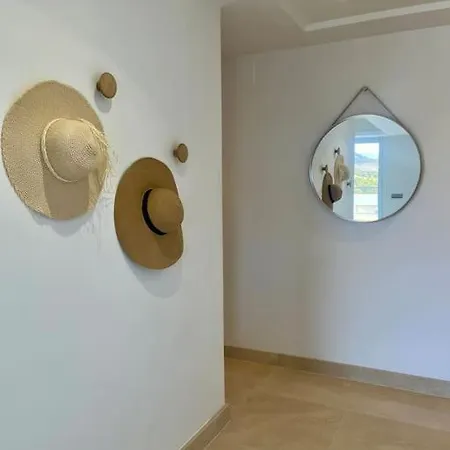 Modern 3 Bed With Pool *