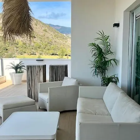 Modern 3 Bed With Pool