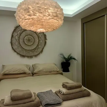 Modern 3 Bed With Pool *