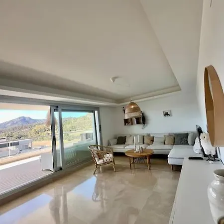 Modern 3 Bed With Pool