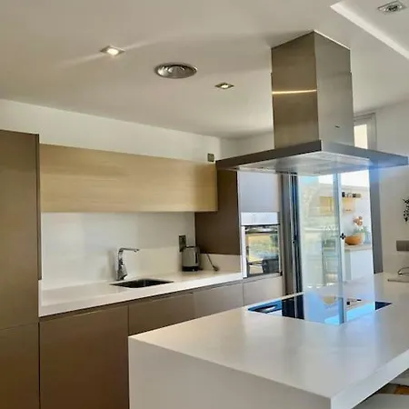 Modern 3 Bed With Pool Daire *