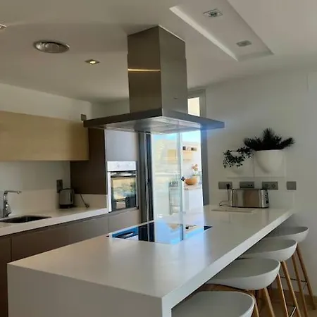 Modern 3 Bed With Pool