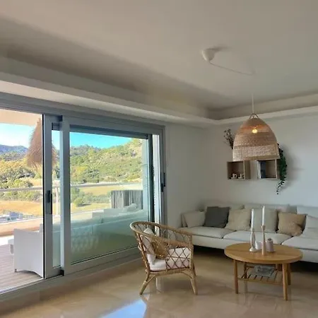 Modern 3 Bed With Pool