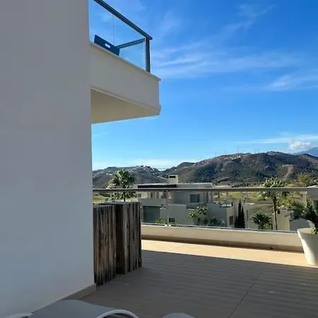 Modern 3 Bed With Pool *