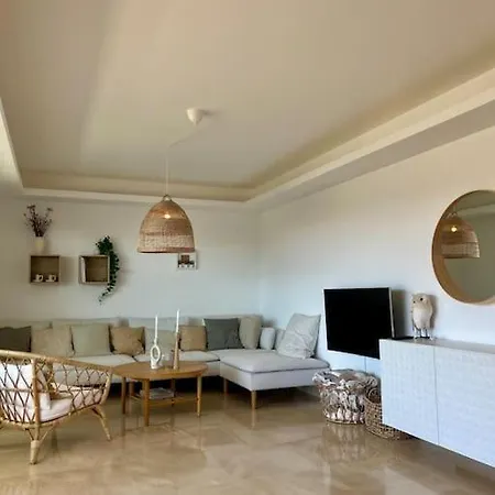 Modern 3 Bed With Pool