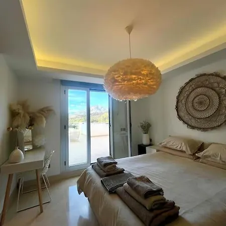 Modern 3 Bed With Pool *